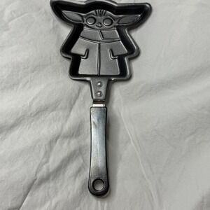 Disney 10" Star Wars - The‎ Madalorian Grogu Baby Yoda Pancake Skillet mold